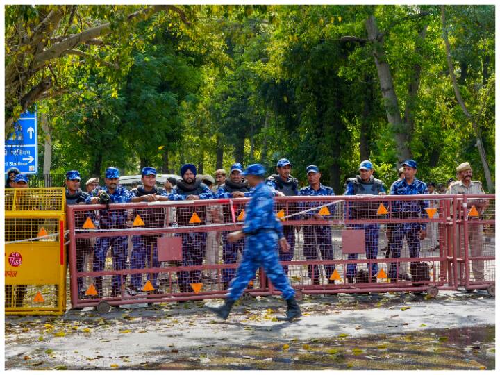 आप कार्यकर्त्ता सीबीआई के काम में कोई बाधा खड़ी ना करें इसलिए कड़े सुरक्षा इंतेजाम किए गए है. सीबीआई मुख्यालय और डीडीयू मार्ग पर  दोनों जगह बैरिकेडिंग की गई है.