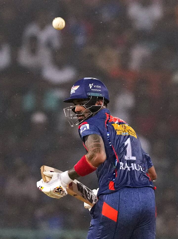 11 जनवरी, 2019 को बीसीसीआई ने केएल राहुल को बैन कर दिया था. दरअसल, राहुल और हार्दिक पांड्या शो ‘कॉफी विद करण’ में गए थे और दोनों के कुछ आपत्तिजनक टिप्पणी कर दी थी. इस घटना के बाद राहुल और हार्दिक को ऑस्ट्रेलिया दौरे वापस बुला लिया गया था और बैन कर टीम से बाहर कर दिया था. बीसीसीआई के बैन के राहुल और उनके घर वाले बुरी तरह से डर गए थे.