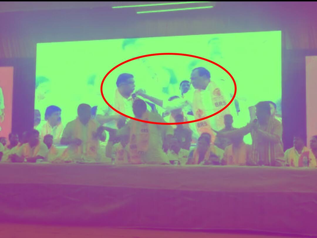 Medchal Minister Mallareddy trying to snatch mike from BRS leader in meeting video viral DNN Minister Mallareddy : మంత్రి మల్లారెడ్డి ఆన్ ఫైర్, బీఆర్ఎస్ నేత చేతిలో మైకు లాగేసుకుని హల్ చల్!
