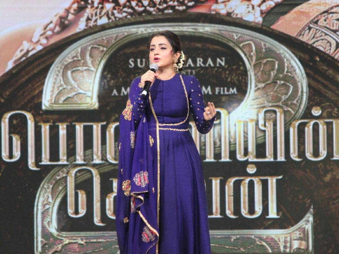 Fans asked actress Trisha for Leo movie update in Coimbatore பொன்னியின் செல்வனுக்காக கோவை வந்த படக்குழு: ‘லியோ’ அப்டேட் கேட்ட ரசிகர்கள் - திரிஷா சொன்ன பதில்