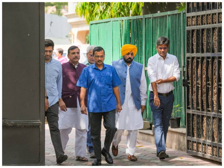 मुख्यमंत्री केजरीवाल से आज शराब घोटाले में पूछताछ की जाएगी. जिसको लेकर आप के तमाम बड़े नेता दिल्ली पहुंचे हुए हैं. पंजाब के मुख्यमंत्री भगवंत मान भी उनके साथ दिखाई दिए.