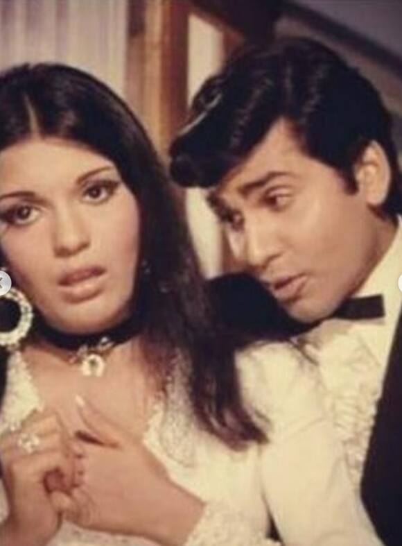 फिल्म यादों का बारात का ये गाना बेहद मशहूर है. आज भी यूथ इसे सुनना पसंद करता है. क्या आप पहचान सकते हैं हैं जीनत अमान के साथ ब्लैक सूट में कौन हैं? जी हां, ये और कोई नहीं बल्कि विजय अरोड़ा ही हैं.