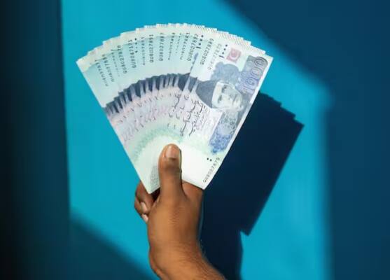 ਪਾਕਿਸਤਾਨ ਵਿੱਚ ਕਰੰਸੀ ਦੀ ਵੈਲਿਊ ਡਾਲਰ ਦੇ ਮੁਕਾਬਲੇ ਬਹੁਤ ਕਮਜ਼ੋਰ ਸਥਿਤੀ ਵਿੱਚ ਹੈ। ਪਿਛਲੇ 10 ਸਾਲਾਂ 'ਚ ਪਾਕਿਸਤਾਨੀ ਰੁਪਏ 'ਚ ਲਗਾਤਾਰ ਗਿਰਾਵਟ ਆਈ ਹੈ। ਸਾਲ 2013 ਵਿੱਚ ਪਾਕਿਸਤਾਨੀ ਰੁਪਏ ਦੇ ਮੁਕਾਬਲੇ ਇੱਕ ਡਾਲਰ ਦੀ ਕੀਮਤ 107 ਰੁਪਏ ਸੀ।