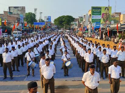 RSS uniform parade in Salem... Executives and members participated. RSS Rally:சேலம்: பிரம்மாண்டமாக நடைபெற்ற ஆர்.எஸ்.எஸ் பேரணி