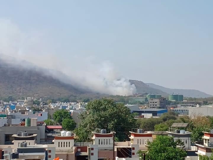 Indore fire at garbage mountain near Bio CNG plant questions on Nagar Nigam claims ANN Indore Fire: बायो CNG प्लांट के पास कचरे की पहाड़ी में बार-बार क्यों लग रही आग? निगम के दावे पर सवाल