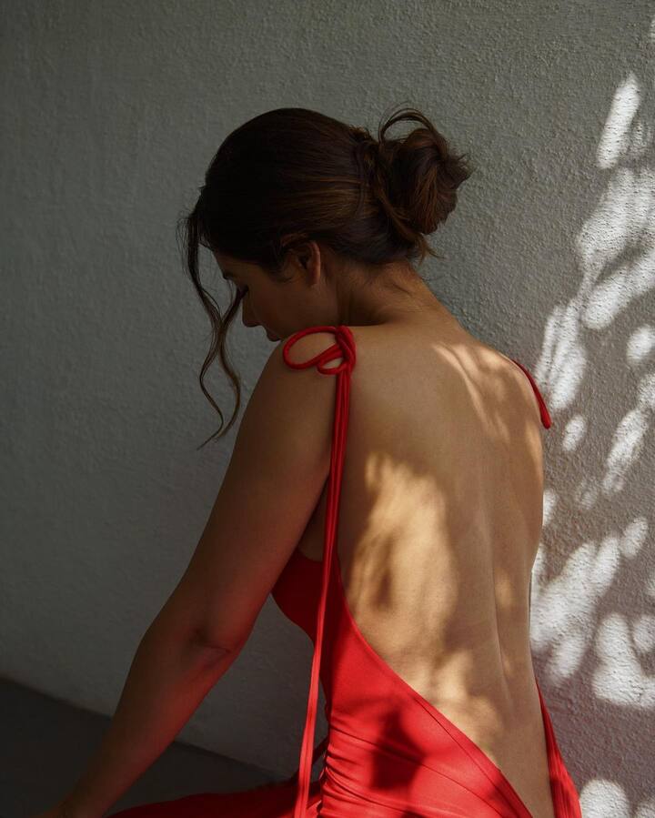 उन्होंने फोटोशूट के दौरान अपने टोन्ड फिगर को फ्लॉन्ट किया है. फोटोज को खूब लाइक और शेयर किया जा रहा है.