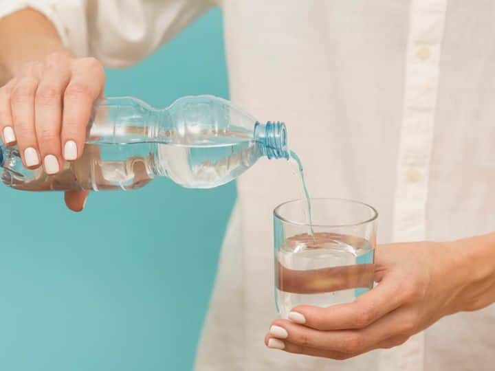 Drinking Plain Water Is Not Best Way To Save Yourself From Dehydration Know About Electrolytes Water डिहाइड्रेशन से बचना है तो सिर्फ सादा पानी नहीं, 'इलेक्ट्रोलाइट्स वॉटर' पिएं, जानें घर पर इसे कैसे बनाएं?