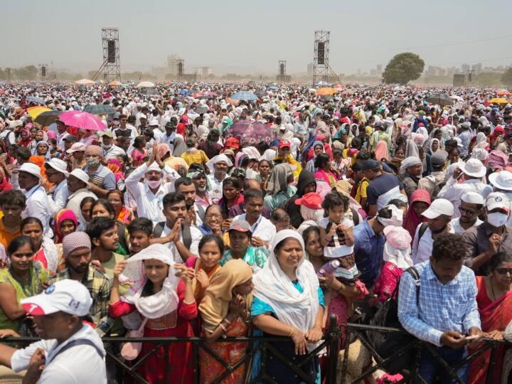 Maharashtra Bhushan Award Ceremony 8 People Died 300 Fell Due to scorching heat and no shade ANN Maharashtra: भूषण पुरस्कार समारोह में 8 लोगों की मौत, तेज धूप की वजह से 300 पड़े बीमार