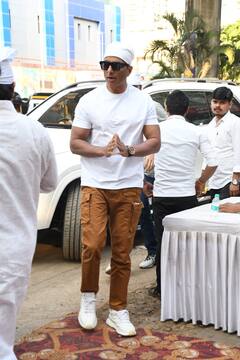 Sonu Sood से लेकर Kartik Aaryan तक, Mukesh Chhabra की मां की प्रेयर मीट में पहुंचे ये सितारे