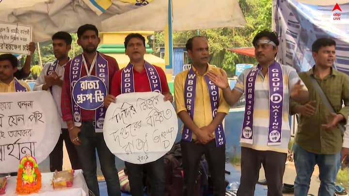 নববর্ষে ধর্নামঞ্চেই করা হল ঘট পুজো। অশ্রু বর্ষণে বর্ষবরণ উদযাপন করলেন বঞ্চিত আপার প্রাইমারি চাকরিপ্রার্থীরা।