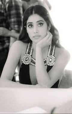 Janhvi Kapoor: ਜਾਹਨਵੀ ਕਪੂਰ ਨੇ ਬੇਹੱਦ ਬੋਲਡ ਥਾਈ ਸਲਿਟ ਆਊਟਫਿਟ 'ਚ ਦਿਖਾਈ ਆਪਣੀ ਖੂਬਸੂਰਤੀ, ਇੰਟਰਨੈੱਟ 'ਤੇ ਵਾਇਰਲ ਹੋਈਆਂ ਤਸਵੀਰਾਂ