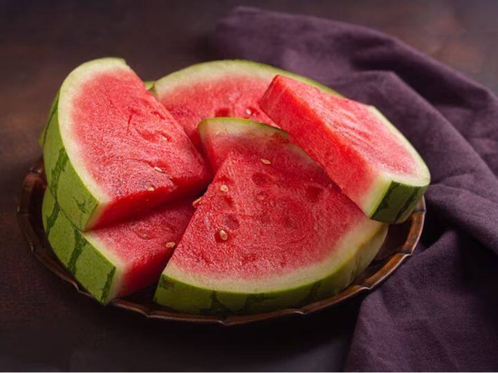 बाजार से खरीदते वक्त हमें देखने में तरबूत ताजा लगता है, लेकिन जब इसे घर आकर खाने के लिए काटा जाता है तो ये कई बार खराब निकल जाता है. फिर या तो हमें उसे फेंकना पड़ता है या फिर उसमें से सही हिस्से को छांट-छांटकर निकालना पड़ता है.