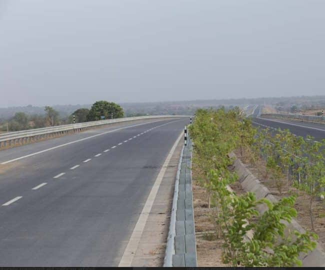 गंगा एक्सप्रेसवे मेरठ, हापुड़, बुलंदशहर, अमरोहा, संभल, बदायूं, शाहजहांपुर, हरदोई, उन्नाव, रायबरेली, प्रतापगढ़ और प्रयागराज से होकर जाएगा. इमरजेंसी में हवाई विमान उतरने के लिए भी इसे तैयार किया जाएगा.