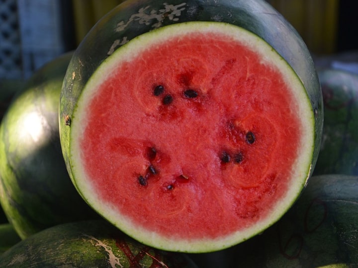 How to choose sweet watermelon: आने वाले 3-4 महीने आप बार-बार तरबूज खरीदेंगे, इसलिए लाल और मीठे तरबूज की पहचान होना जरूरी है. यहां हमने अच्छा और स्वादिष्ट तरबूज ढूंढने का तरीका बताया है.