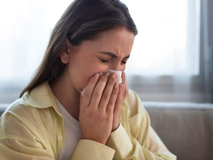 Sneezing Facts Heart Stops Beating When We Sneeze Know Sneezing Facts: क्या सही में छींकते वक्त कुछ देर के लिए दिल धड़कना बंद कर देता है? जानें