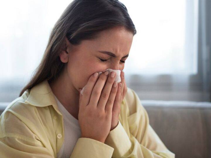 Does the heart really stop beating for a while while sneezing?