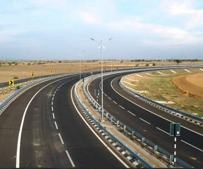 मेरठ और प्रयागराज में मुख्या टोल प्लाजा होंगे और बाकी 12 रैंप टोल प्लाजा होंगे. इसपर अधिकतम स्पीड 120 किमी प्रति घंटा तय की गई है.