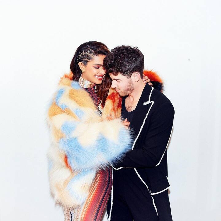 इस कॉन्सर्ट की तस्वीरों में निक जोनस और प्रियंका चोपड़ा तो एक दूसरे के साथ रोमांटिक होते नजर आए ही साथ ही पिता के साथ मालती ने भी स्टेज डेब्यू कर लिया.