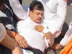 Delhi: प्रदर्शन के दौरान अचानक बेहोश हो गए वजीरपुर विधायक, AAP नेताओं ने ऐसे की मदद