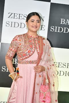 Iftar Party Pics: उर्मिला से लेकर रश्मि देसाई तक, बाबा सिद्दीकी की इफ्तार पार्टी में इन सेलेब्स ने की शिरकत