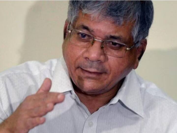 Maharashtra: '15 दिन बाद महाराष्ट्र की राजनीति में होंगे दो बड़े विस्फोट', प्रकाश अंबेडकर के बयान से राजनीतिक हलकों में मची खलबली Prakash Ambedkar said After 15 days there will be two big explosions in Maharashtra politics Maharashtra: '15 दिन बाद महाराष्ट्र की राजनीति में होंगे दो बड़े विस्फोट', प्रकाश अंबेडकर के बयान से राजनीतिक हलकों में मची खलबली