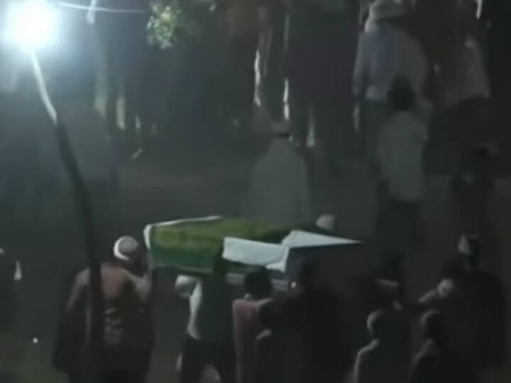 Bodies of Atiq and Ashraf buried in Kasari Masari cemetery, handed over in the presence of relatives