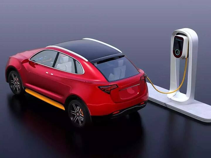 EV Outlook Electric Vehicles set to become more affordable in coming days will cover price gap EV Outlook: आपको भी पसंद है इलेक्ट्रिक वाहन? खुश हो जाइए, जल्द लगेगी लॉटरी