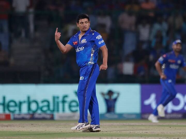 पीयूष चावला ने न केवल IPL के इसी मुकाबले में कहर बरपाया बल्कि वह इस पूरे IPL सीजन में अब तक शानदार गेंदबाजी कर रहे हैं. इस सीजन के चार मैचों में उन्होंने 96 गेंदें फेंकी है और केवल 100 रन खर्च किए हैं. उनका इकोनॉमी रेट 6.25 रहा है. उन्होंने इन चार मैचों में 5 विकेट भी चटकाए हैं. मुंबई के लिए वह इस सीजन के बेस्ट गेंदबाज बने हुए हैं.