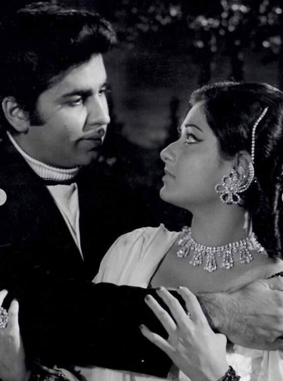 एक्टर विजय अरोड़ा ने 80 के दशक ही नामी अदाकाराओं के साथ स्क्रीन शेयर की है. यहां एक्टर विजय अरोड़ा एक्ट्रेस मौसमी चैटर्जी के साथ.