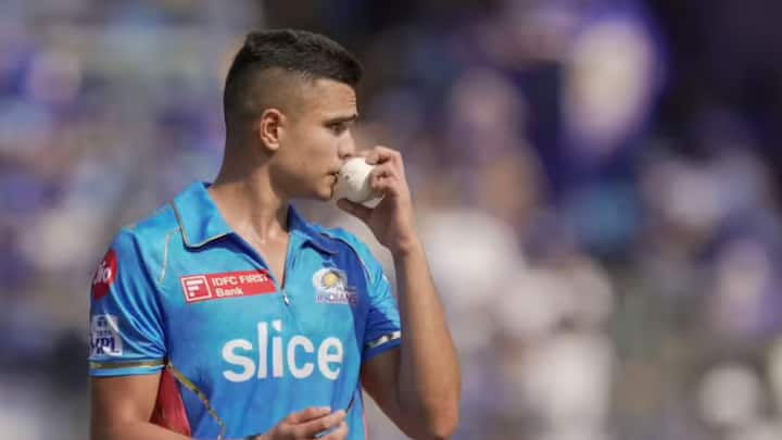 অর্জুন অবশ্য দুই ওভারের বেশি বল করেননি। ১৭ রান খরচ করেন তিনি।