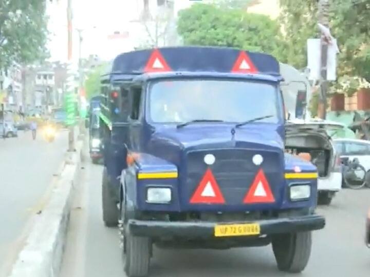 वहीं इस हत्या के बाद प्रयागराज में हाई- अलर्ट है. साथ ही जिले में धारा 144 लगाई है. वहीं अतीक अहमद और अशरफ की सरेआम हत्या के बाद पूरे प्रयागराज में सन्नाटा पसरा है.