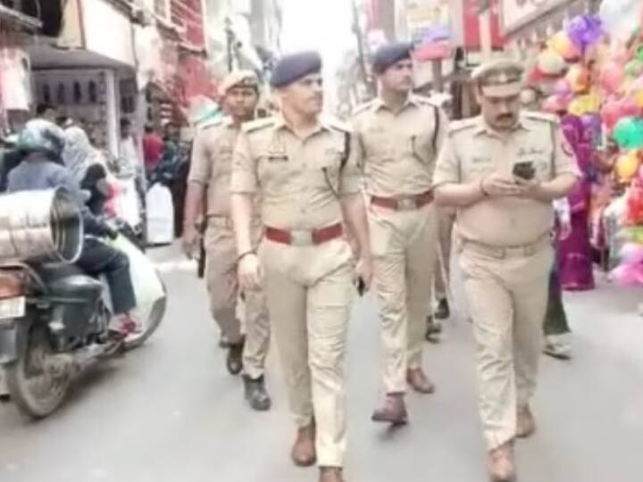 Gorakhpur Police on High Alert Mode after Atiq Ahmed Ashraf Ahmed Murder Take out Flag March ANN Atiq Ahmed Shot Dead: अतीक-अशरफ हत्याकांड के बाद हाई अलर्ट पर गोरखपुर, पुलिस ने निकाला फ्लैग मार्च