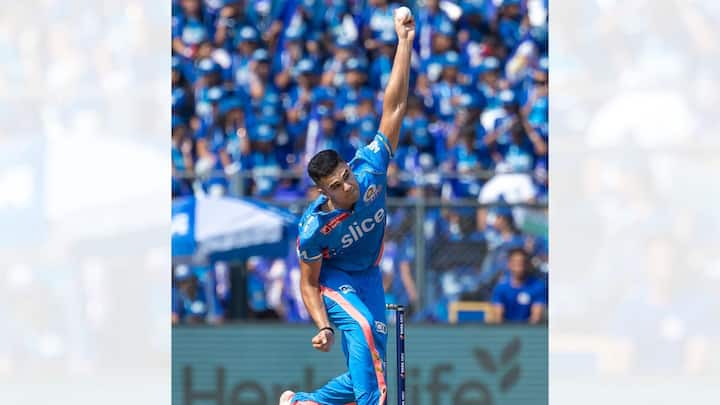 অধিনায়ক রোহিতের হাত থেকে ক্যাপ পান অর্জুন। তাঁকে প্রথম ওভার বল করতেও দেওয়া হয়।