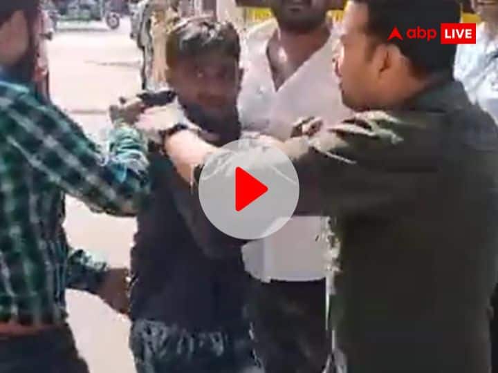 Indore Viral Video of people thrashed miscreant who molested women in bus ann Watch: बस में महिलाओं से छेड़छाड़ करने वाले शराबी की आई शामत, लोगों ने जमकर की पिटाई, वीडियो वायरल