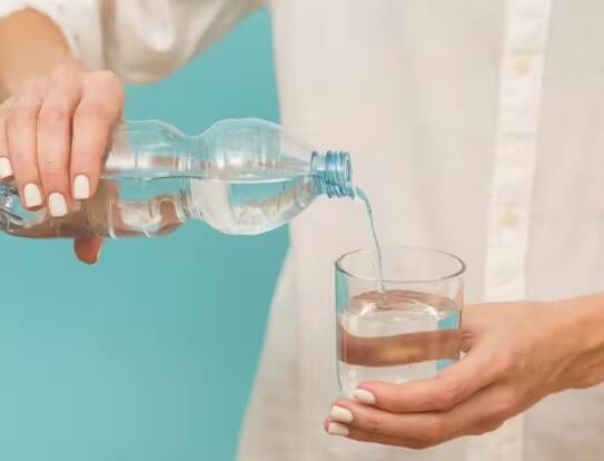 drinking-plain-water-is-not-best-way-to-save-yourself-from-dehydration-know-about-electrolytes-water ਡੀਹਾਈਡ੍ਰੇਸ਼ਨ ਤੋਂ ਬਚਣਾ ਹੈ ਤਾਂ ਸਿਰਫ ਨਾਰਮਲ ਪਾਣੀ ਨਹੀਂ, 'ਇਲੈਕਟ੍ਰੋਲਾਈਟਸ ਵਾਟਰ' ਪੀਓ, ਜਾਣੋ ਘਰ 'ਚ ਕਿਵੇਂ ਬਣਾਈਏ