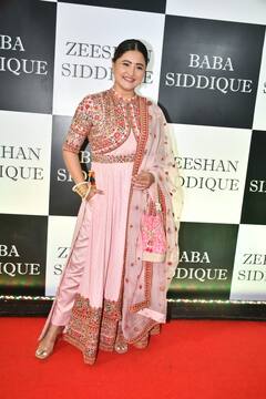 Baba Siddiqui Iftaar Party: रश्मि देसाई से लेकर उर्मिला मातोंडकर तक, पार्टी में सज-धजकर पहुंचीं ये एक्ट्रेसेस, सामने आईं तस्वीरें