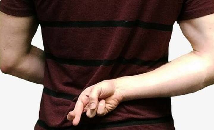 ঝড়-ঝাপটা যেমন বলে কয়ে আসে না, তেমনই সম্পর্কে তৃতীয় ব্যক্তির প্রবেশও ঘটে যায় আচম্বিতেই। কিছু বুঝে ওঠার আগেই চিড় ধরতে পারস্পরিক সমীকরণে।