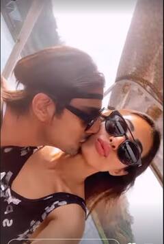 गर्लफ्रेंड Priya Banerjee के बर्थडे पर रोमांटिक हुए Prateik Babbar, कैमरे के सामने कर लिया किस, देखिए फोटोज़