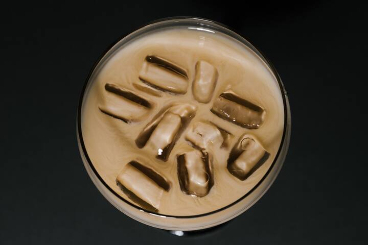 প্রবল গরম পড়েছে। তাই বেশি গরম চা-কফি খাওয়াও সম্ভব নয়। কিন্তু ঠান্ডা কফি খেলে প্রাণ জুড়োবেই।