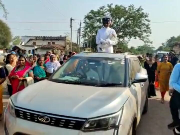 Chhattisgarh: पहली महिला अग्निवीर का गांव में भव्य स्वागत, घर पहुंचीं तो पिता की तस्वीर पर टंगी थी माला Chhattisgarh's first Agniveer woman Hisha Baghel was warmly welcomed in her village, but got sad next moment ann Chhattisgarh: पहली महिला अग्निवीर का गांव में भव्य स्वागत, घर पहुंचीं तो पिता की तस्वीर पर टंगी थी माला