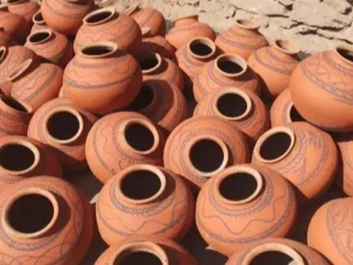 clay pitcher from MP potters of Surguja Chhattisgarh heat increased demand for ghada in Ambikapur ann Ambikapur News: एमपी से पहुंची घड़ों की खेप, गर्मी बढ़ने के साथ ही बढ़ी 'देसी फ्रिज' की डिमांड