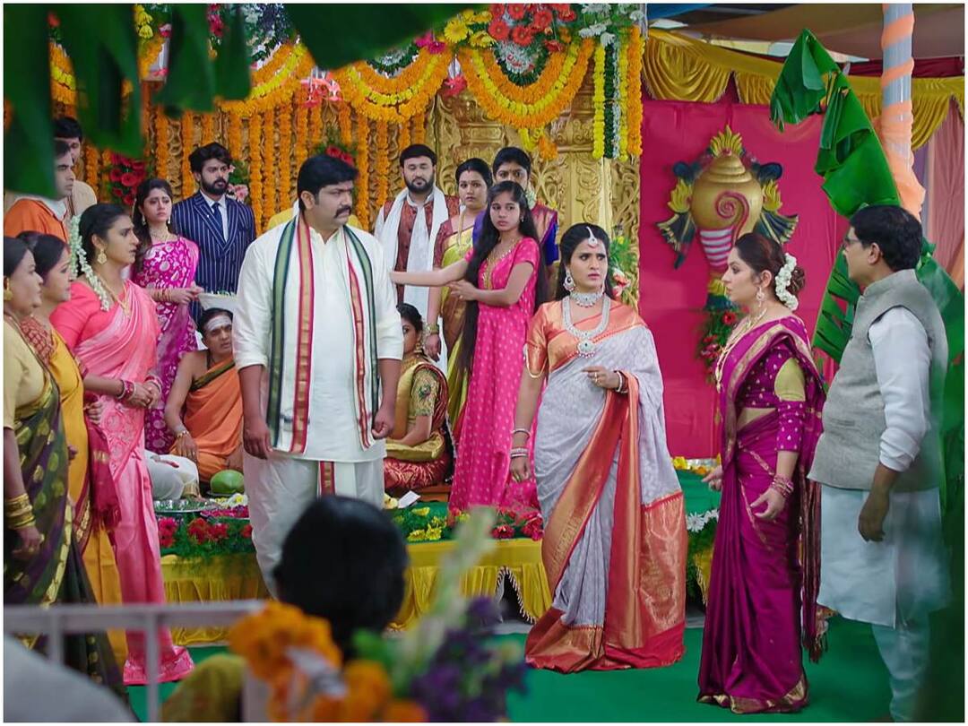 Gruhalakshmi Serial April 17th Episode 921 Written Update Today Episode Gruhalakshmi Serial April 17th: మండపంలో తులసి, లాస్య గొడవ - చివరి నిమిషంలో పెళ్లి చేసుకోనని చెప్పిన దివ్య, రాజ్యలక్ష్మి షాక్