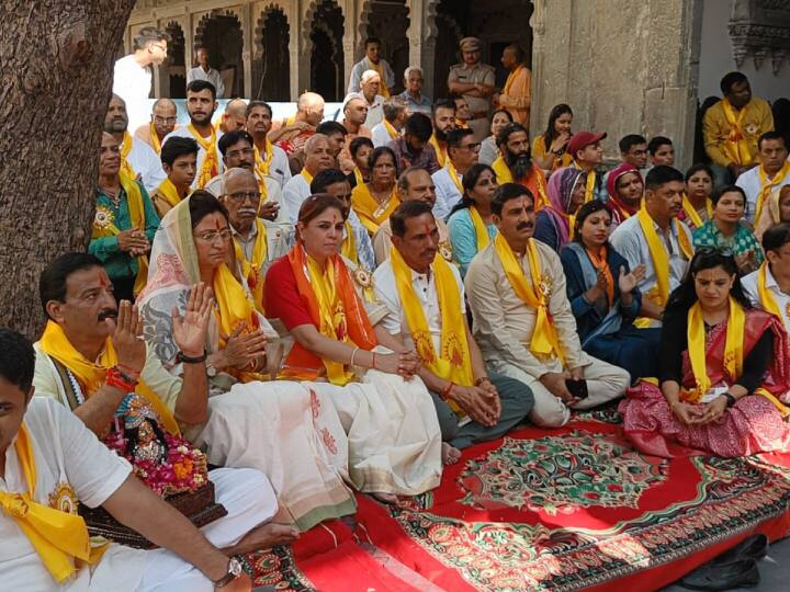 इस दौरान केबिनेट मंत्री ने उदयपुरवासियों से आह्वान किया कि भारतीय संस्कृति पूरे विश्व में विशिष्ट व पूजनीय है और हमें संस्कार विरासत में मिलते हैं इन्हें सहेजने की महती आवश्यकता है.