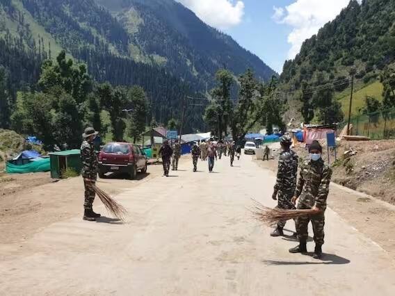 जर तुम्ही ऑनलाईन नोंदणी केली तर तुम्हाला 100 ते 220 रुपये खर्च करावे लागतील. हेलिकॉप्टरच्या बुकिंगसाठी 13,000 रुपये मोजावे लागतील