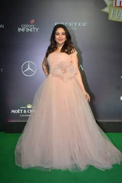 HELLO HALL OF FAME अवॉर्ड्स 2023 में दिखा स्टार्स का जलवा, स्टाइलिश ड्रेसेस से लगाए चार चांद