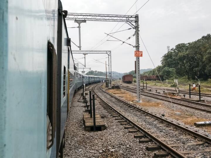 वहीं अगर कोई गर्भवती महिला है तो उसको भी लोअर बर्थ दी जाती है. टिकट की बुकिंग आप आईआरसीटीसी वेबसाइट पर जाकर करा सकते हैं.