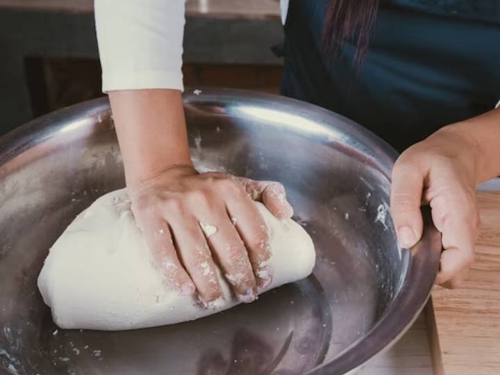 What are the tips to store atta dough for a long time गूंदा हुआ आटा फ्रिज में रखकर दोबारा करते हैं इस्तेमाल? तो जान लीजिए ये आपकी बॉडी के लिए कितना खतरनाक है...