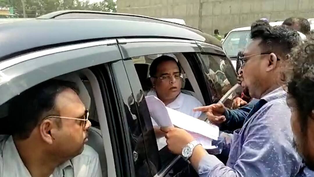 Hooghly Despite informing about the water crisis, the villagers blocked the state road to demand drinking water Hooghly: দীর্ঘদিনের জলসংকটের কথা জানিয়েও লাভ হয়নি, পানীয় জলের দাবিতে রাজ্য সড়ক অবরোধ গ্রামবাসীদের