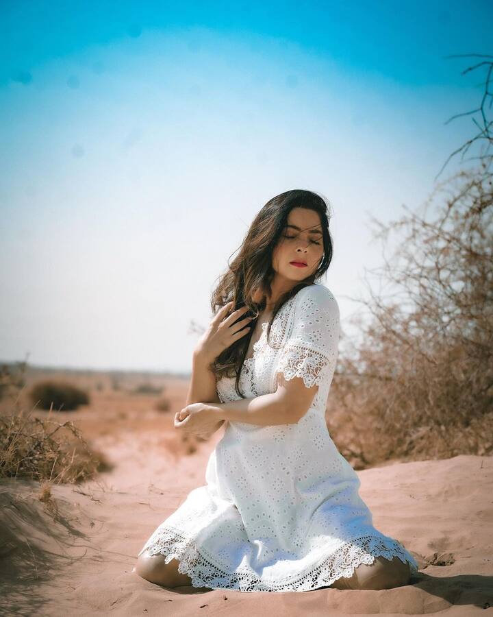 तर दुसऱ्या युझरनं कमेंट केली, बारकी आहे का आता मातीत खेळायला ?
