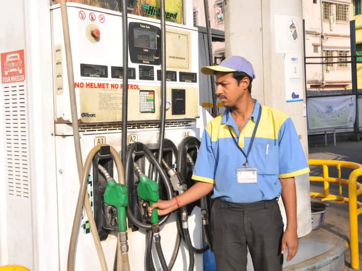 Petrol and Diesel Price Today in India 3rd April 2023 Petrol and Diesel Rate Today in mumbai Delhi Bangalore Chennai Hyderabad and More Cities Petrol Diesel price In Metro Cities Petrol Diesel Prices: कच्च्या तेलाच्या दरांत घसरण सुरूच, मुंबईत एक लिटर पेट्रोलचे दर काय?